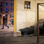 Obrázek epizody Bojí se, že skončí v LDN, a tak živoří na ulici. Jak se v Praze žije lidem bez domova a kdo jim pomáhá?