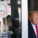 Obrázek epizody Jak velkou porážku republikánům způsobí nepopulární Trump a galon benzinu za více než čtyři dolary?