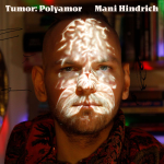 Obrázek epizody #9 Tumor: Polyamor_Mani Hindrich