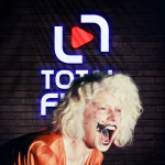 Obrázek epizody Divoce emancipovaná Nevěsta! přetéká nápady a ubíjí agresivním poselstvím, odvahu a svěžest jí ale neupřete | Recenze do uší