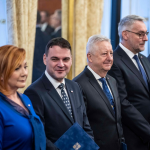 Obrázek epizody ANO, SPD a Motoristé jsou oficiálně u moci. Do čeho se pustí v prvních dnech vládnutí?