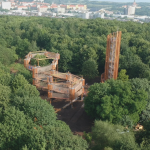 Obrázek epizody Po dlouhé zimě a nuceném uzavření kvůli epidemické situaci se probouzí 3D bludiště s rozhlednou v parku Šibeník v Mostě.