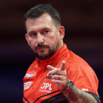 Obrázek epizody Premier League po 1/2 základní části: Littler po slabém úvodu zabral, Rockova domácí "devítka" a nečekaně nevýrazný Humphries