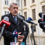Obrázek epizody Babiš ukázal svoje poznámky. Má v nich jména ministrů a důvody od prezidenta, proč nechce Turka
