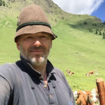 Obrázek epizody S1 E7: S úspěšným jihotyrolským sýrařem Milanem Sovou o tom, jak se dopracovat k řemeslným sýrům i v Čechách.