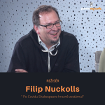 Obrázek epizody Filip Nuckolls – režisér: Po Covidu Shakespeare hrozně zestárnul