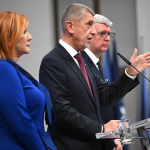 Obrázek epizody Babišova vláda vysvětluje své kroky tím, že občané ušetří. Hrozí přitom, že si naopak připlatí