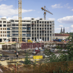 Obrázek epizody Zdroje i recepty jsou, chybí politická vůle. Proč na řešení krize bydlení nestačí stavět nové byty