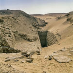 Obrázek epizody 04b: Buried Pyramids