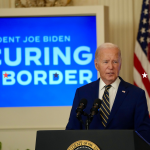 Obrázek epizody Biden zpřísňuje imigraci. Liberály popudí, konzervativce neuspokojí