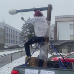 Obrázek epizody Muž má na korbě vozu přidělanou šibenice. Protestuje proti testování ve školách (zdroj: CNN Prima NEWS)