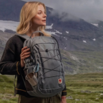Obrázek epizody Nosí se batoh na břiše? Jak vznikla konspirační kampaň Frontpackers, která pobláznila sítě
