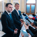 Obrázek epizody 100 dní vlády ANO, SPD a Motoristů: Hon na ČT a ČRo, boj s prezidentem i příklon k MAGA a Číně