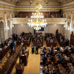 Obrázek epizody Rozhádané strany si na jednání o vyslovení nedůvěry vládě dělají kampaň z peněz daňových poplatníků