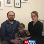 Obrázek epizody Rado a Lenka představují Asociaci genové terapie, kterou založili