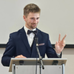 Obrázek epizody Šimon ŘEŘUCHA: Když nezapadáš (22. 8. 2026)